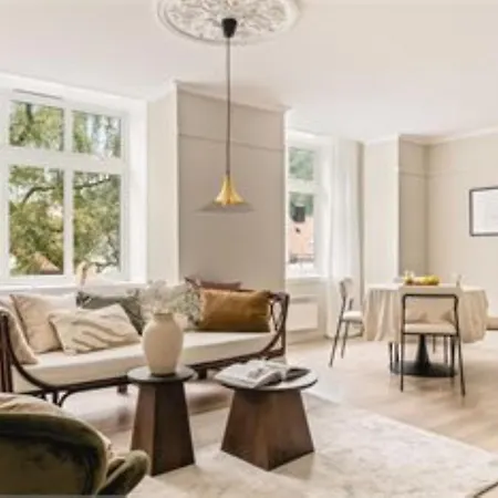 Moderne Med Sjoglott Og Balkong