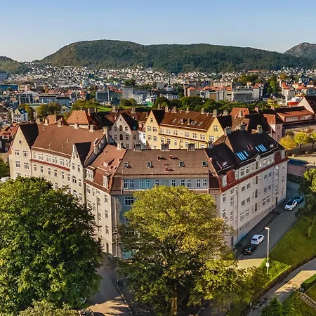 Moderne Med Sjoglott Og Balkong *