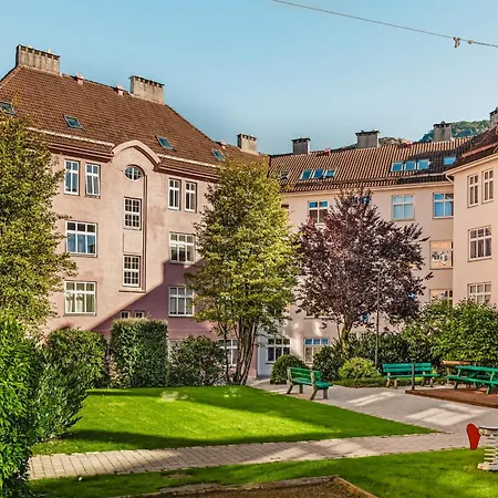 Moderne Med Sjoglott Og Balkong Берген