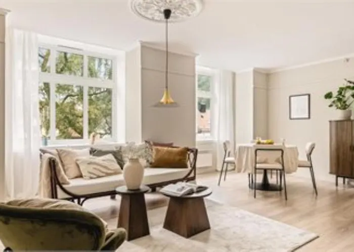 Moderne Med Sjoglott Og Balkong